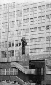 Χειρουργός, 1970, σφυρήλατος χαλκός, ύψος 500 εκ., Νοσοκομείο της πόλης Καζιμπάρτσικα, Ουγγαρία