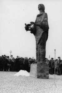 Το Μνημείο της Απελευθέρωσης, 1975, σφυρήλατος χαλκός, ύψος 500 εκ., πόλη Τισσαφύρεντ, Ουγγαρία