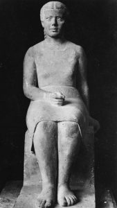 Καθήμενη κόρη, 1944, πωρόλιθος, ύψος 120 εκ., Εθνικό Μουσείο Σουηδίας, Στοκχόλμη