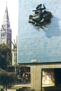 Ναϊάς, 1965, σφυρήλατος χαλκός, 250 x 250 εκ., πολυκατοικία στο Σέγκεντ, Ουγγαρία