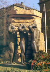 Μνημείο των Ούγγρων Εθελοντών της Διεθνούς Ταξιαρχίας, 1969-70, σφυρήλατος χαλκός, ύψος 350 εκ., Βουδαπέστη