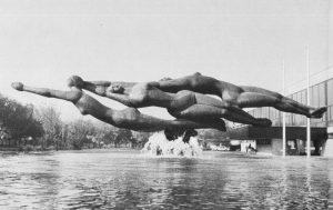 Κολυμβήτριες, 1967, σφυρήλατος χαλκός, 180 x 500 εκ., σιντριβάνι στην κολυμβητική δεξαμενή, Κέτσκεμιτ, Ουγγαρία