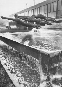 Κολυμβήτριες, 1967, σφυρήλατος χαλκός, 180 x 500 εκ., σιντριβάνι στην κολυμβητική δεξαμενή, Κέτσκεμιτ, Ουγγαρία
